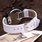 Schutzbrille mit transparentem Visier und weißem Kopfband, ideal für wissenschaftliche Experimente und Dekorationen.