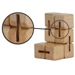 Holz-Puzzle mit ineinandergreifenden Teilen, die durch spezielle Schlitze verbunden sind, ideal für Wissenschafts- und Dekorationsliebhaber.