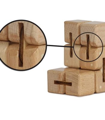 Holz-Puzzle mit ineinandergreifenden Teilen, die durch spezielle Schlitze verbunden sind, ideal für Wissenschafts- und Dekorationsliebhaber.