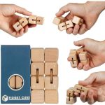 Mehrere Hände halten kleine Holzpuzzle-Blocks, die zusammengefügt werden, um ein kreatives und edukatives Spielzeug zu bilden, ideal für Kinder und Erwachsene.
