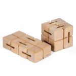 Holz-Puzzle-Set mit ineinandergreifenden Würfeln, ideal für Denkspiele und Dekoration.
