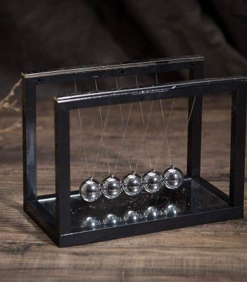 Metallisches Schwerkraftpendel in einem schwarzen Rahmen, ideal für wissenschaftliche Dekorationen und Experimente.