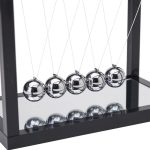 Elegantes Newton-Kugelset aus Edelstahl mit fünf Kugeln, die an Schnüren hängen, ideal für wissenschaftliche Dekorationen und physikalische Experimente.