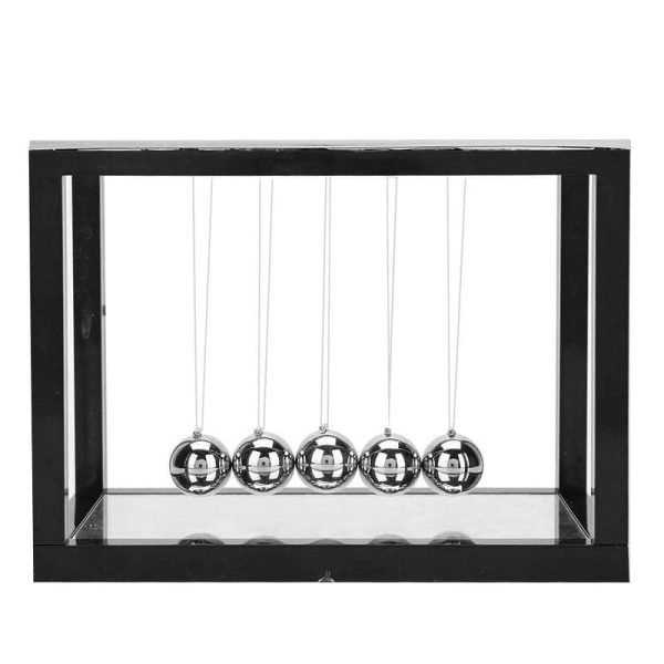 Pendel-Experiment mit fünf metallischen Kugeln in einem schwarzen Rahmen, ideal für wissenschaftliche Demonstrationen und Bildung.