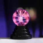 Eine Plasma-Globus mit leuchtenden elektrischen Entladungen, die in einem dunklen Raum für einen faszinierenden wissenschaftlichen Effekt sorgen.