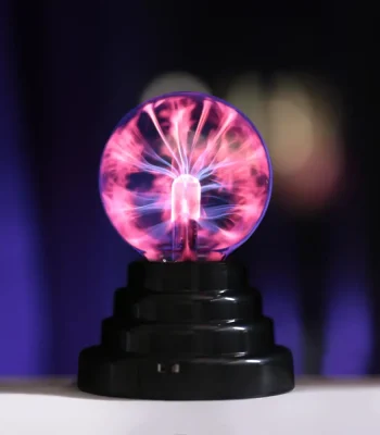 Eine Plasma-Globus mit leuchtenden elektrischen Entladungen, die in einem dunklen Raum für einen faszinierenden wissenschaftlichen Effekt sorgen.