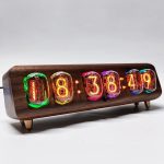 Vintage-Flip-Uhr mit Holzgehäuse, zeigt die Uhrzeit 08:38:49 in bunten Neonfarben, ideal für Dekorationen im Retro- oder Wissenschaftsstil.