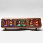 Vintage Neon-Ziffernblatt mit bunten Zahlen in einem Holzrahmen, ideal für Dekoration und wissenschaftliche Gadgets.