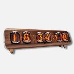 Vintage Nixie-Uhr mit Holzrahmen, zeigt die aktuelle Zeit in leuchtenden Zahlen, ideal für Wissenschafts- und Dekorationsliebhaber.