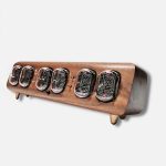Vintage-Röhrenradio mit Holzgehäuse und sichtbaren Röhren, dekoratives Sammlerstück für Retro- und Technikliebhaber.