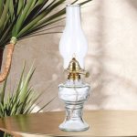 Historische Öllampe aus Glas mit Metallverschluss, dekoratives antikes Beleuchtungsstück, ideal für Vintage- und Wissenschaftsdekorationen.