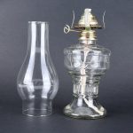 Antikes wissenschaftliches Glas- und Metallobjekt, ideal für Dekoration und Sammlungen, mit transparentem Glas und metallischem Verschluss.