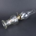 Eine antike Glühbirne mit sichtbarem mechanischem Innenaufbau, die wissenschaftliches Interesse weckt.