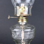 Altmodisches Glas-Feuerzeug mit Metallmechanismus.