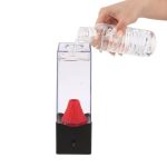 Hand, die eine Wasserflasche in ein transparentes Wasser-Diffusionsgerät gießt, mit rotem Filter im Wasserbehälter.