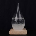 Eleganter Glas-Diffusor mit Wasser auf Holzbasis, ideal für wissenschaftliche Dekorationen und moderne Raumgestaltung.