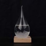 Elegantes Glas-Dropper-Experiment mit Wasser auf Holzbasis, ideal für wissenschaftliche Dekorationen und Lehrzwecke.
