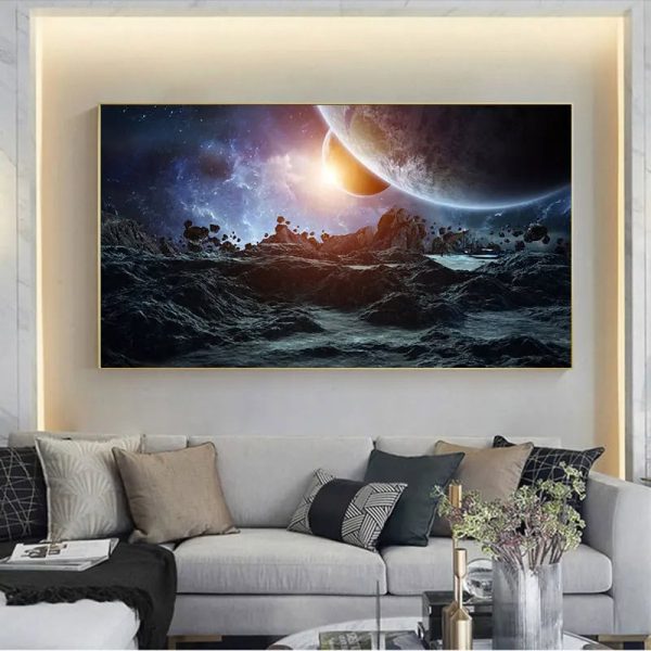 Faszinierende Weltraumkunst mit Planeten und Sternen, ideal für Science-Fiction- und Raumfahrtliebhaber, als Wanddekoration in modernen Wohnräumen.