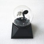 Präzises wissenschaftliches Pendel in einer Glaskugel auf schwarzem Sockel, ideal für physikalische Experimente und wissenschaftliche Dekorationen.