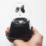 Glasglobus mit eingeschlossenen Fliegen, wissenschaftliches Dekorationsstück, ideal für Natur- und Wissenschaftsinteressierte.