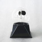 Wissenschaftliches Modell mit Glaskugel, Magneten und Basis, ideal für Bildung und Dekoration im wissenschaftlichen Stil.