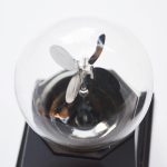 Kleine Drohne in einem transparenten Glas, ideal als wissenschaftliche Dekoration oder Sammlerstück, perfekt für Technik- und Wissenschaftsliebhaber.
