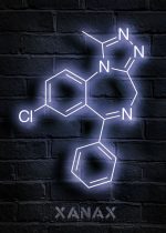 Leuchtende Neon-Darstellung der chemischen Struktur von Xanax an einer schwarzen Ziegelwand, betont die wissenschaftliche Ästhetik und das moderne Design.