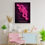 Neon-Leuchtbild mit chemischer Strukturformel des Estrogens, an einer Wand in einem modernen Raum.