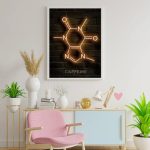 Neonlichtkunst des Koffeinmoleküls an einer schwarzen Backsteinwand, beleuchtet mit warmem Licht, ideal für moderne Dekorationen.