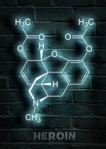 Leuchtendes Wandbild eines Heroin-Moleküls an einer dunklen Ziegelwand, ideal für wissenschaftliche Dekorationen und moderne Laboreinrichtung.