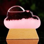Dekoratives Wolken-Glas-Objekt mit rosa Farbverlauf.