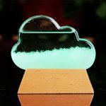 Leuchtende Wolke aus Glas mit fluoreszierender Flüssigkeit auf Holzsockel, wissenschaftliches Dekor.