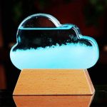 Glaswolke mit blauer Flüssigkeit auf Holzsockel, dekoratives wissenschaftliches Gadget, ideal für moderne Raumdekorationen.