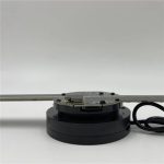 Hochpräzise Linearführung für wissenschaftliche Experimente, bestehend aus einer Metallstange und einem beweglichen Schlitten, ideal für Forschungs- und Laboranwendungen.