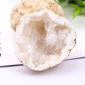 Natürlicher Quarzkristall mit hohler Struktur, detailreich und transparent, ideal für wissenschaftliche Dekorationen und Sammlerstücke.