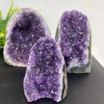 Drei Amethyst-Drusen mit violetten Kristallen, ideal für wissenschaftliche Dekorationen und Sammlerstücke. Perfekt für Natur- und Geologie-Liebhaber.