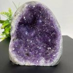 Hochwertige Amethyst-Druse als elegante Raumdekoration mit violetten Kristallen. Perfekt für Sammler und als stilvolles Geschenk.