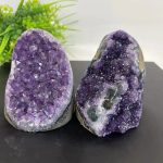Zwei Amethyst-Drusen, die natürliche Kristallstrukturen zeigen, ideal für wissenschaftliche Dekorationen und Sammlerstücke.
