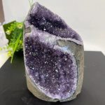 Natürliche Geode mit violetten Kristallen, ideal für Dekoration und wissenschaftliche Sammlungen.