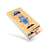 Holzpuzzle mit einem kindlichen Jungen in Sportkleidung, der auf einem Spielbrett sitzt, ideal für Kinder zum Lernen und Spielen.