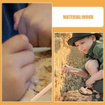 Junge Kinder erforschen und spielen mit Steinen im Freien, um die Natur und die Geschichte der Steinzeit zu entdecken. Perfekt für Bildungs- und Spielzwecke im Freien.