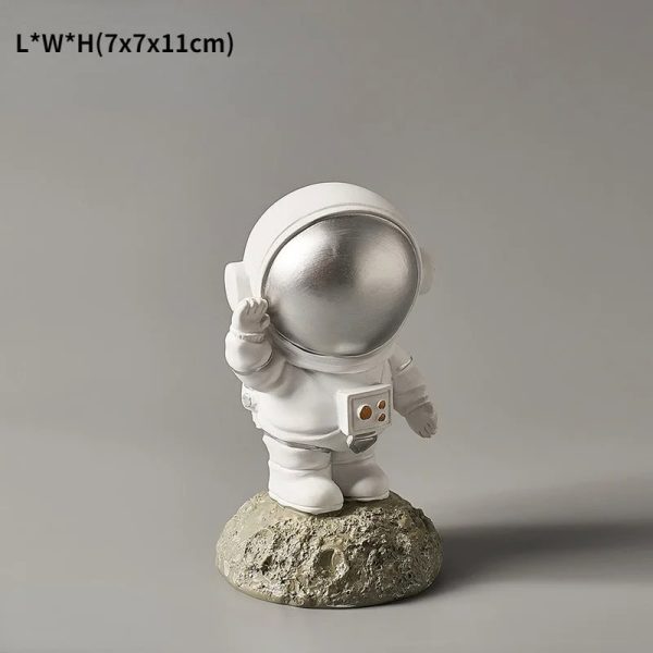 Kleines Astronauten-Sammlerstück mit Helm und Raumanzug, auf einem Felsen stehend.