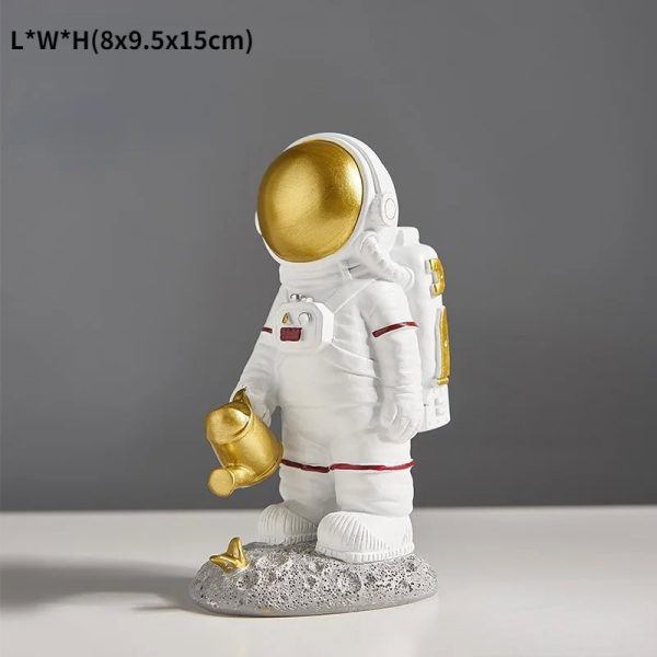 Dekorative Astronautenfigur mit goldenem Helm und Raumanzug, ideal für Science-Fiction-Dekorationen und Sammlerstücke.