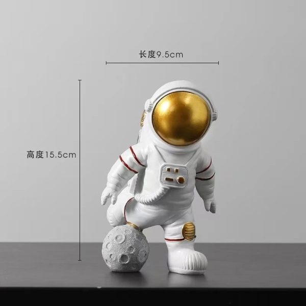 Niedliche Astronautenfigur mit goldenem Helm und Mondbasis, ideal für Science-Fiction-Dekorationen und Sammlerstücke.