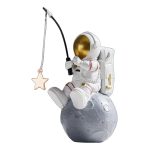 Niedliche Raumfahrer-Figur, die auf dem Mond sitzt und mit einer Angel einen Stern fängt, ideal für Wissenschafts- und Dekorationszwecke.