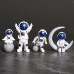 Niedliche Astronauten-Figuren in verschiedenen Posen, inklusive Mond- und Sternenmotiven, ideal für Dekoration und Wissenschafts-Themen.
