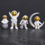 Niedliche Astronauten-Figuren in verschiedenen Posen, inklusive Mond und Stern, ideal für Dekoration und wissenschaftliche Themen.