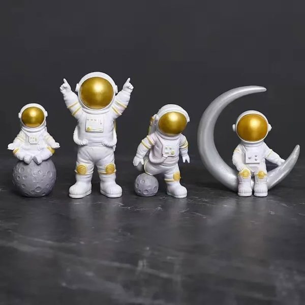 Niedliche Astronauten-Figuren in verschiedenen Posen, inklusive Mond und Stern, ideal für Dekoration und wissenschaftliche Themen.
