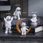 Dekoratives Science-Set mit Astronautenfiguren und Mond, ideal für Wissenschafts- und Raumfahrt-Dekorationen. Perfekt für Sammler und Kinder, die das Universum erkunden möchten.