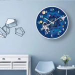 Wanduhr mit Astronautenmotiv und Weltraumdesign, ideal für Kinderzimmer oder Wissenschaftsraum, mit Planetenkugeln und Raumfahrer-Illustration.